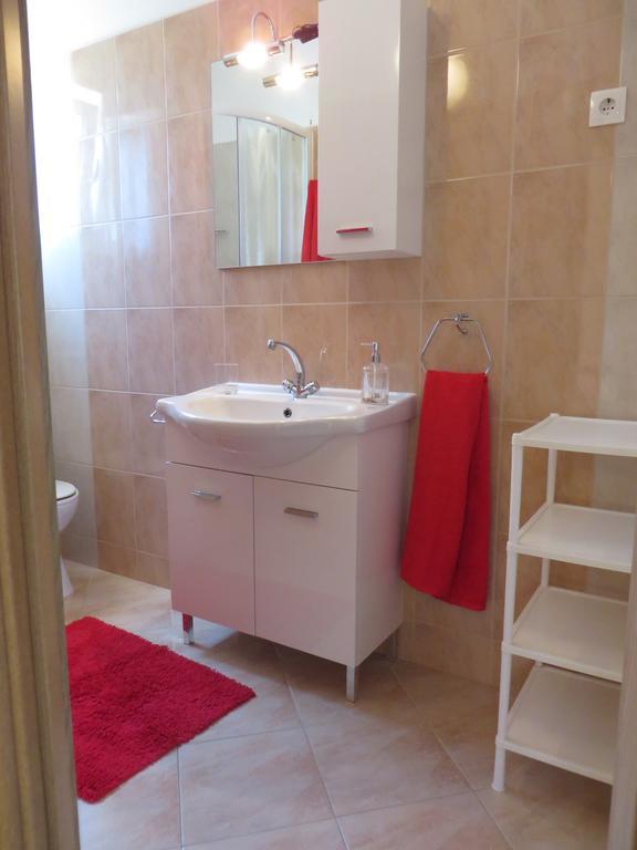 Apartments Luka Pakoštane Exteriör bild