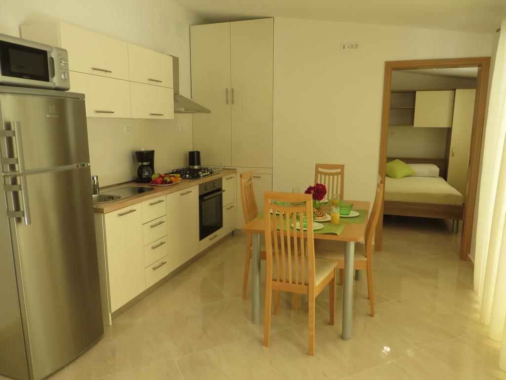 Apartments Luka Pakoštane Exteriör bild